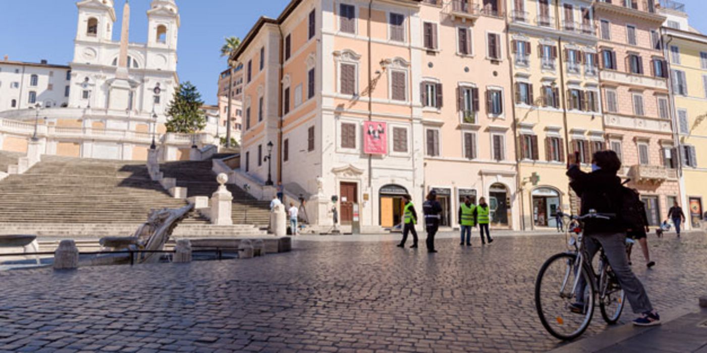 Die Spanische Treppe, eine Haupttouristenattraktion in Rom, ist wegen der Ausgangssperre zurzeit fast menschenleer. Italien hat die Corona-Pandemie besonders schwer getroffen.