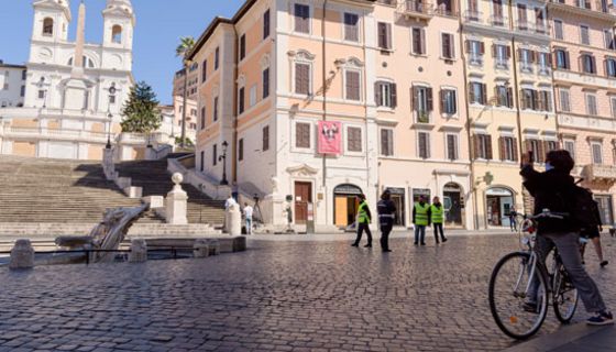Die Spanische Treppe, eine Haupttouristenattraktion in Rom, ist wegen der Ausgangssperre zurzeit fast menschenleer. Italien hat die Corona-Pandemie besonders schwer getroffen.