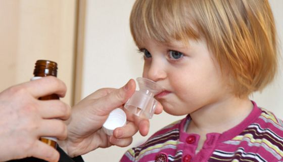Kind bekommt Antibiotikum-Saft verabreicht