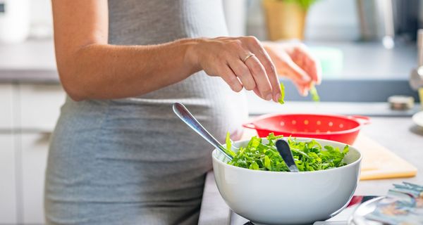 Hat es Auswirkungen auf das Baby, wenn die Mutter in der Schwangerschaft auf Fleisch und tierische Produkte verzichtet? Das haben Forscher untersucht.