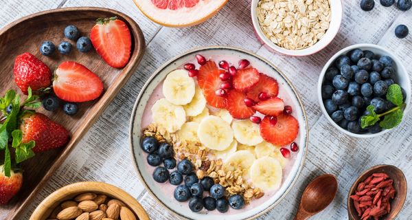 Foto von Frühstücksbowl mit Obstschalen.