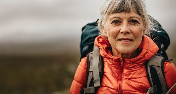 Ältere Frau mit Wanderrucksack.