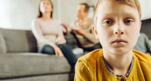 Ob Kinder emotionslos und gleichgültig werden, hängt auch davon ab, wie sich ihre Eltern ihnen gegenüber verhalten. 