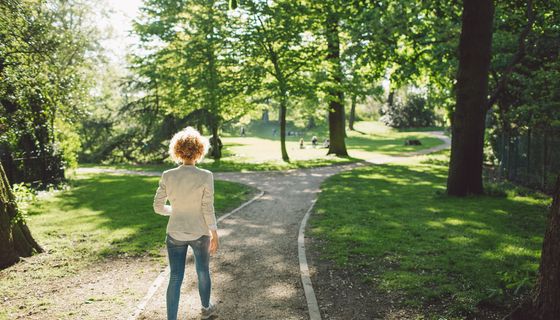 Frau, geht im Park Spazieren.