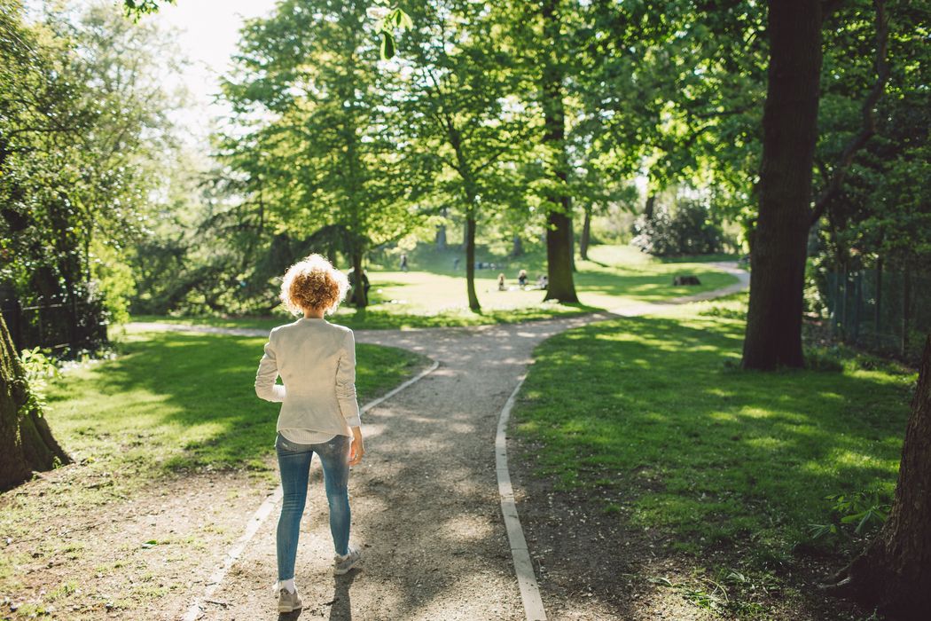 Frau, geht im Park Spazieren.