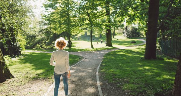 Frau, geht im Park Spazieren.