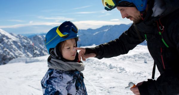 Sonnenschutz ist für Wintersportler ein absolutes Muss.