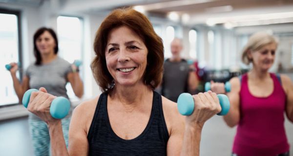 Eine gesunde Muskelmasse verbessert die Gehirnleistung im Alter.