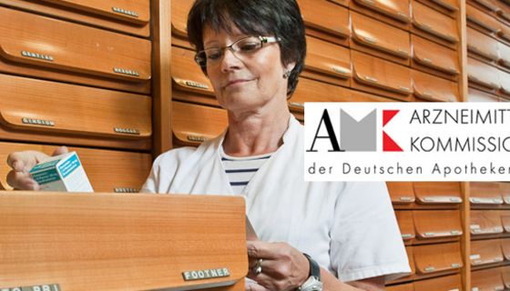 Apothekerin holt ein Arzneimittel aus einer Schublade.