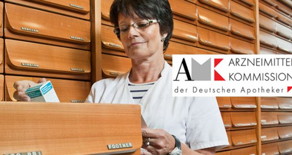 Apothekerin holt ein Arzneimittel aus einer Schublade.