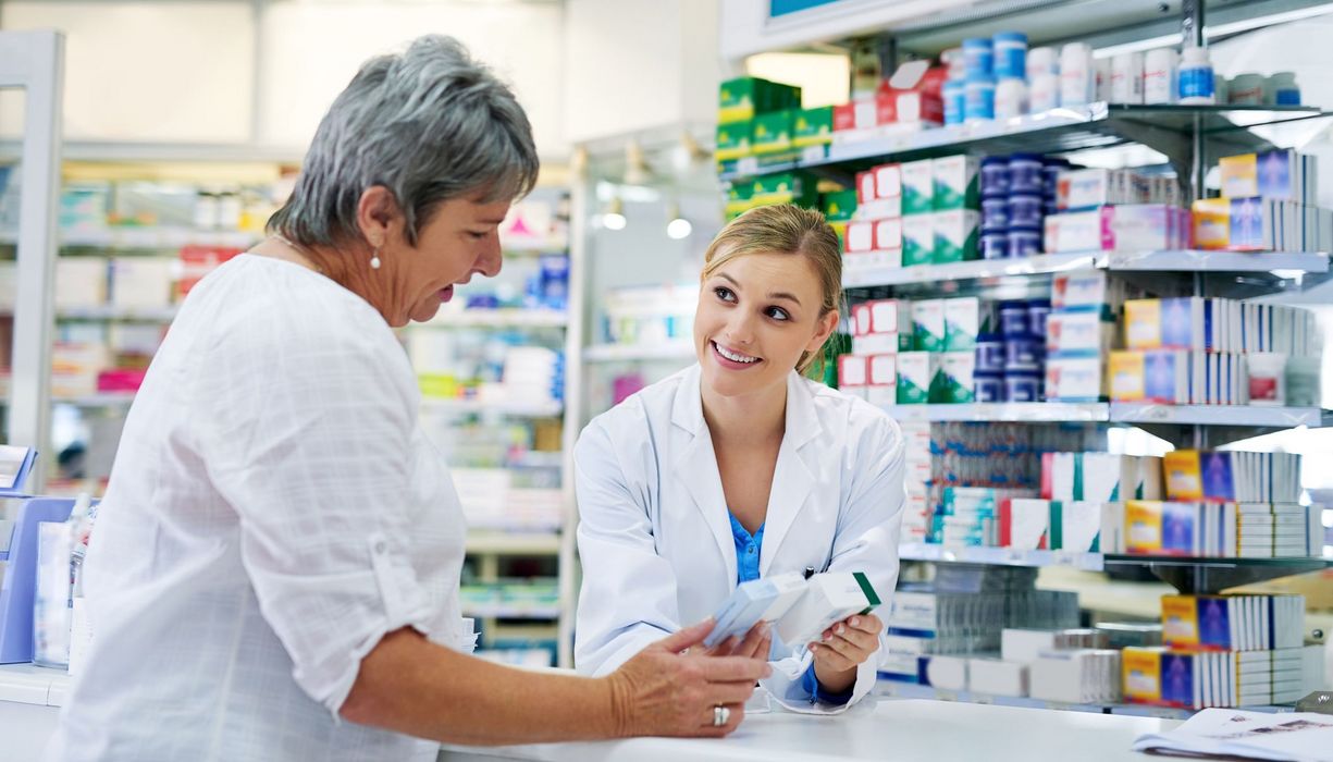 Apothekerin berät Kundin zu Arzneimitteln.