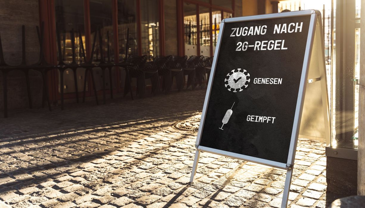 Schild mit 2G-Regel-Hinweis vor einem Restaurant.