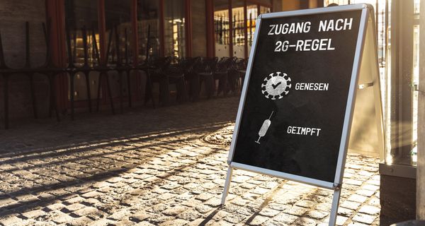 Schild mit 2G-Regel-Hinweis vor einem Restaurant.