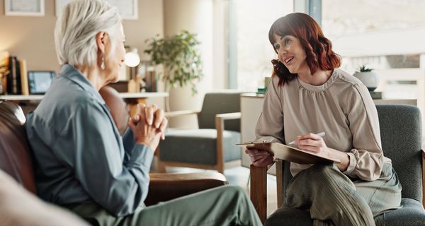 Therapeutin spricht mit Patientin.