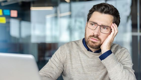 Unausgeruhter Mann im Büro.