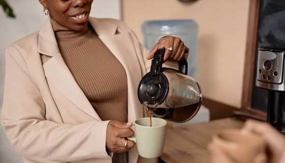 Frau, gießt sich Kaffee ein.