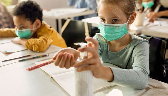 In der Schule spielt nach wie vor die Händedesinfektion eine große Rolle, um das Coronavirus abzuwehren.
