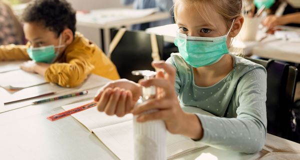 In der Schule spielt nach wie vor die Händedesinfektion eine große Rolle, um das Coronavirus abzuwehren.