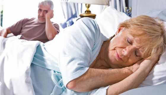 Schlafende Seniorin mit wachem Mann