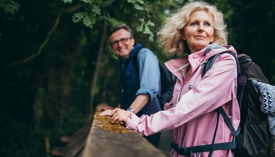 Paar, ca. 50 bis 60 Jahre alt, beim Wandern.