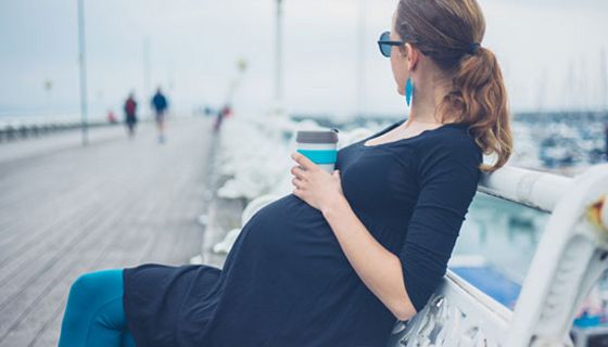 Viele Frauen wollen während der Schwangerschaft nur ungern auf Koffein verzichten.