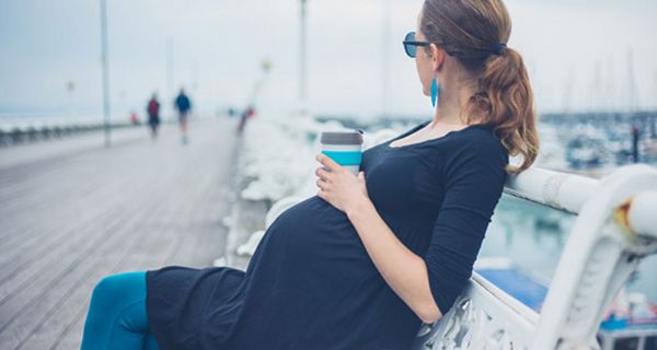 Viele Frauen wollen während der Schwangerschaft nur ungern auf Koffein verzichten.