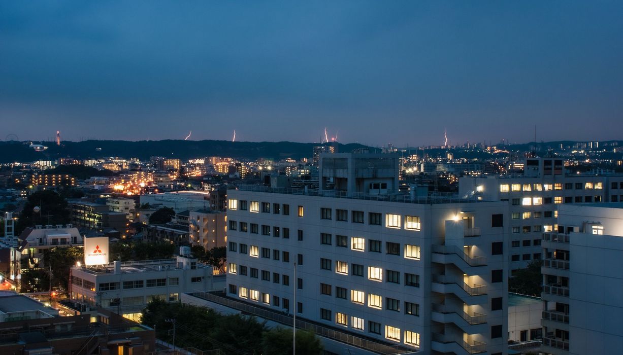 Erleuchtete Stadt bei Nacht.