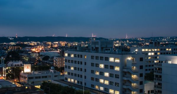 Erleuchtete Stadt bei Nacht.