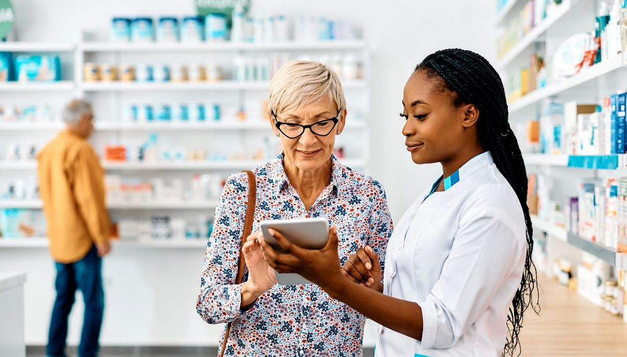 Apothekerin spricht mit Patientin.