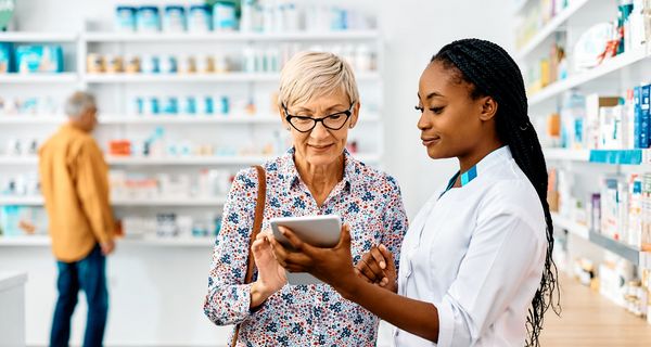 Apothekerin spricht mit Patientin.