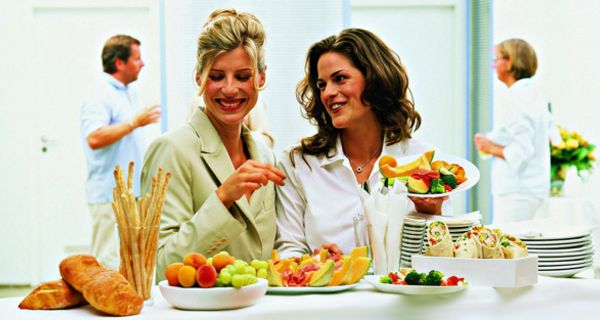 Zwei Frauen vor dem Buffet.