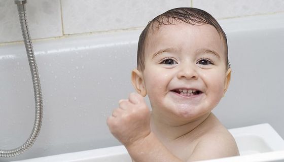 Baby in der Badewanne