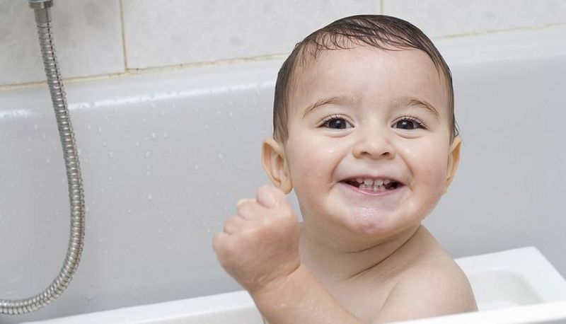 Baby in der Badewanne