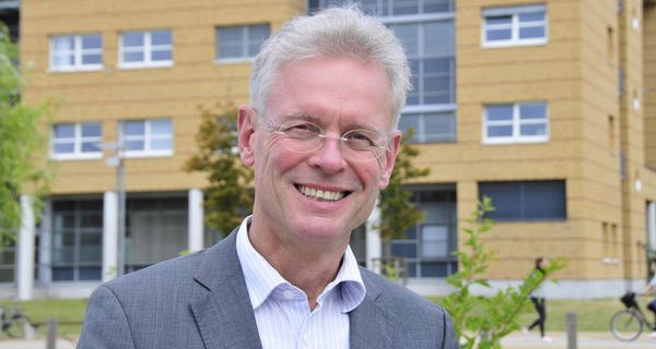 Portraitfoto von Professor Dr. Andreas Greinacher aus Greifswald.