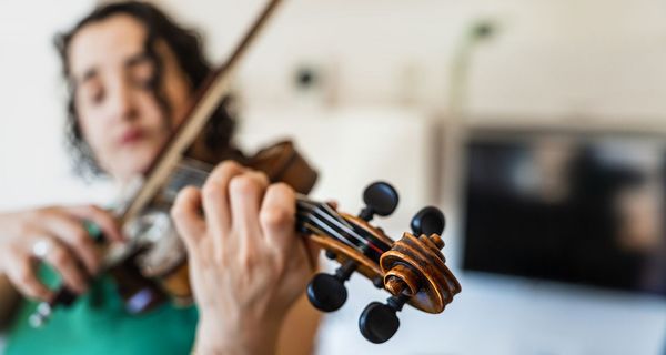 Frau, spielt Geige.