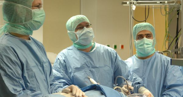 Drei Chirurgen bei der Operation