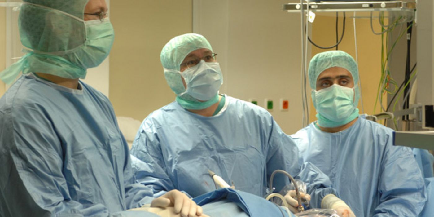 Drei Chirurgen bei der Operation