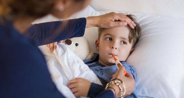 Mutter misst Fieber bei kleinem Jungen.