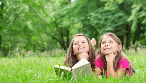 Zecken und Milben lauern im Sommer in Wald und Wiesen.