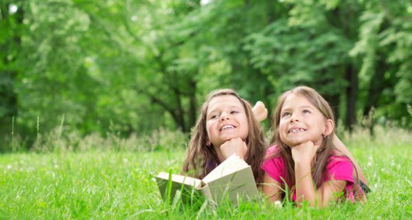 Zecken und Milben lauern im Sommer in Wald und Wiesen.