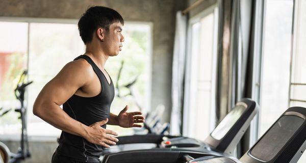 Ein Mann läuft auf einem Laufband.