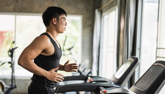Ein Mann läuft auf einem Laufband.