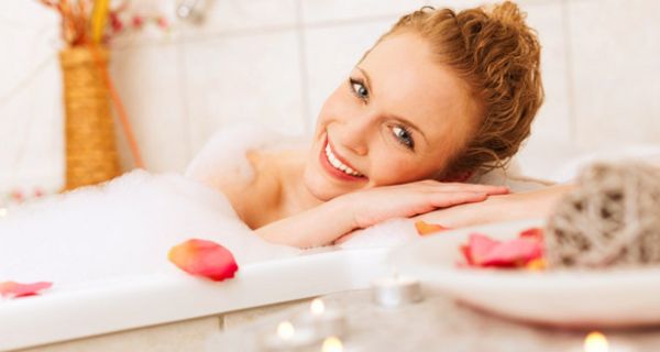 Frau entspannt in der Badewanne.