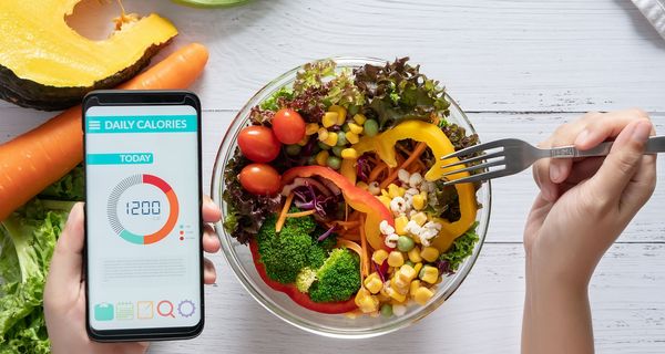 Salat mit Smartphone und Diät-App.