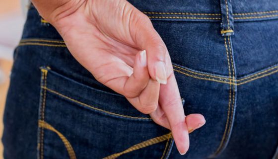 Überkreuzte Finger zeigen klar, dass etwas nicht ehrlich gemeint ist. Andere Signale sind weniger eindeutig.