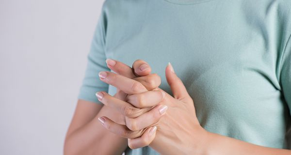 Frau, knackt mit den Fingergelenken.