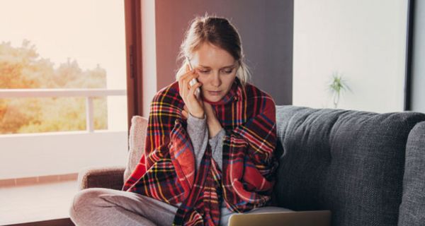 Wer sich krank fühlt, bekommt aktuell telefonisch eine Krankschreibung.