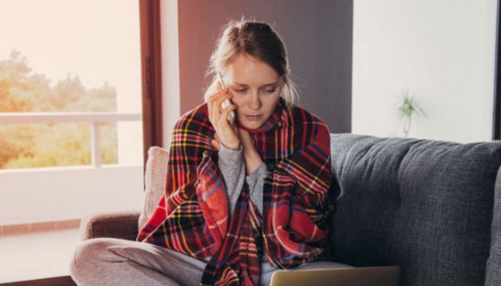 Wer sich krank fühlt, bekommt aktuell telefonisch eine Krankschreibung.