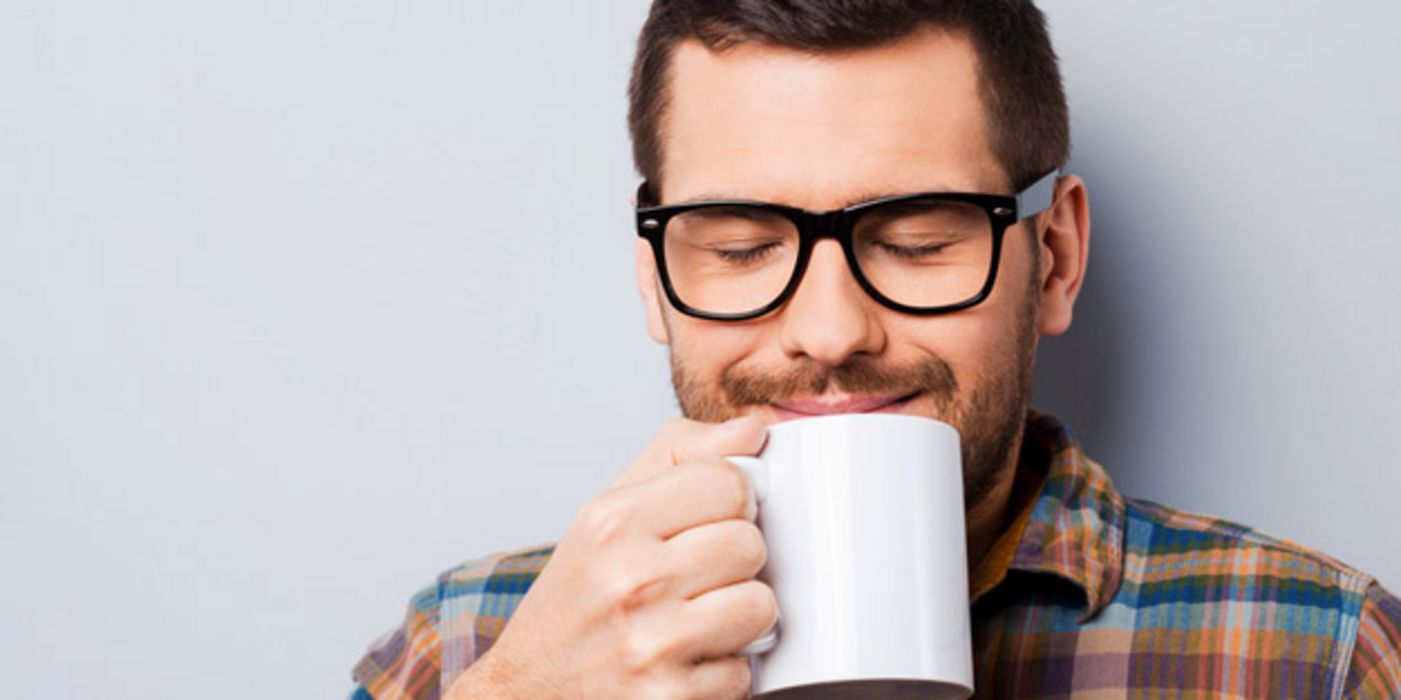 Junger Mann trinkt eine Tasse Kaffee.