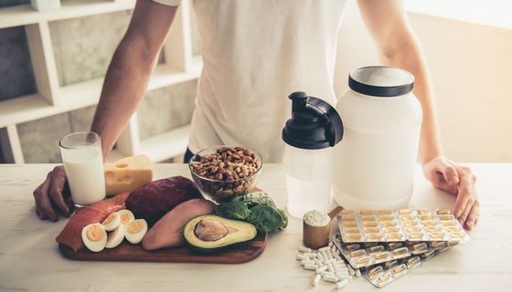 Lebensmittel, Pillen, Pulver und Shake liegen auf einer glatten Oberfläche